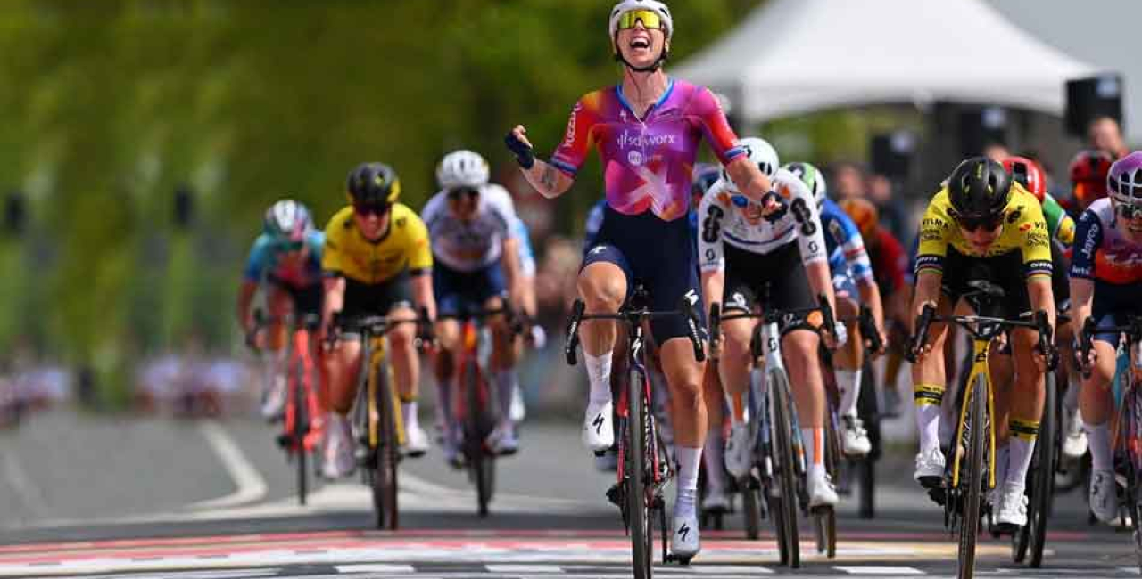 Marianne Vos brucia Lorena Wiebes nell'Amstel Gold Race