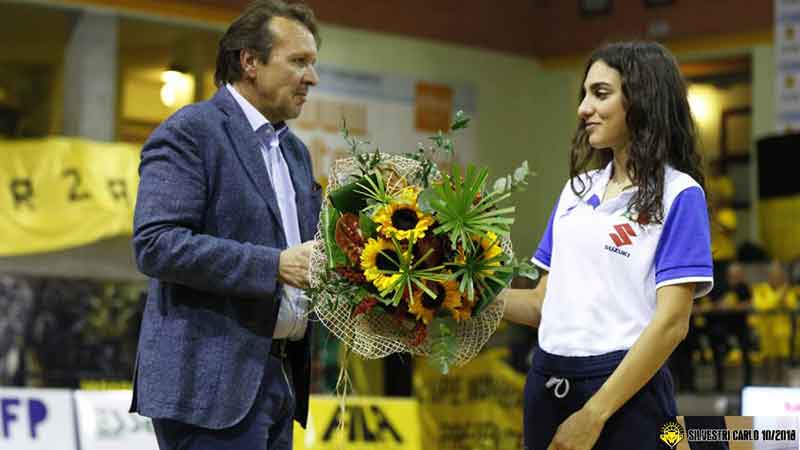 La campionessa e azzurra Camilla Alessio festeggiata e premiata durante il match di basket femminile fila San Martino-Gesam