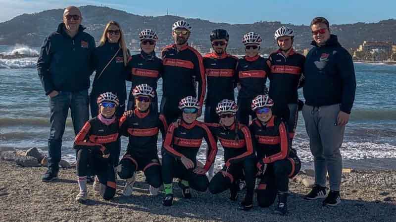 Il Racconigi Cycling Team in riva al mare