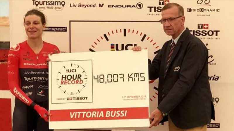 Il record dell'ora di ciclismo femminile parla Italiano: Vittoria Bussi vola ad oltre 48 media